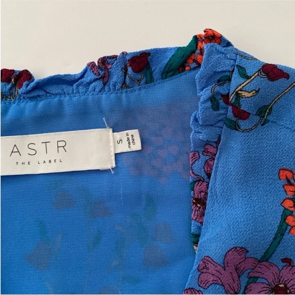 ASTR The Label Faade Wrap Top Shirt Floral Blouse size Small - Picture 16 of 16